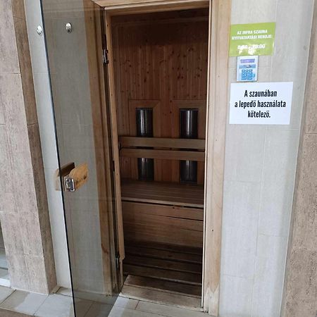Oazis Wellness Apartman2 ハイデゥソボスロー エクステリア 写真