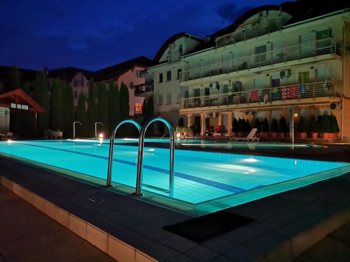 Oazis Wellness Apartman2 ハイデゥソボスロー エクステリア 写真