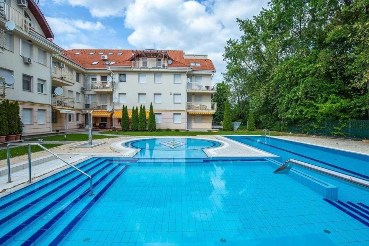Oazis Wellness Apartman2 ハイデゥソボスロー エクステリア 写真
