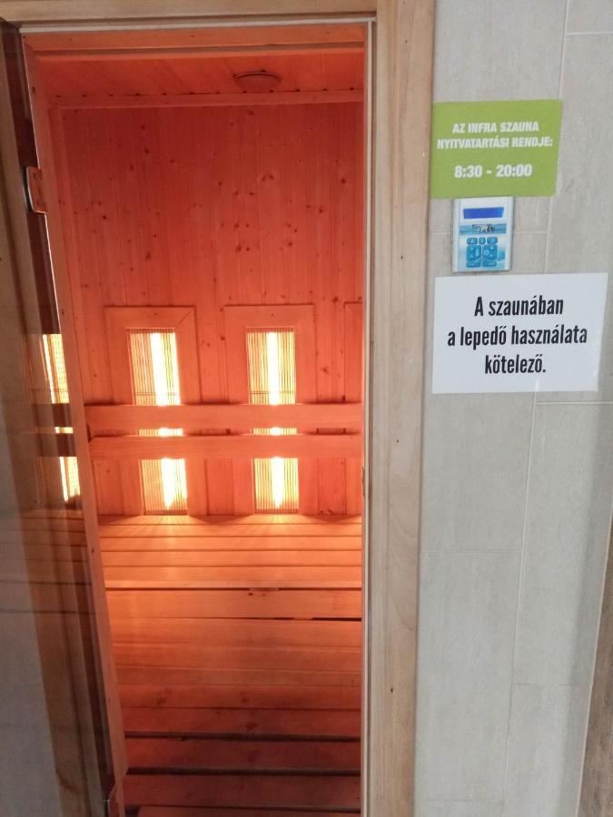 Oazis Wellness Apartman2 ハイデゥソボスロー エクステリア 写真
