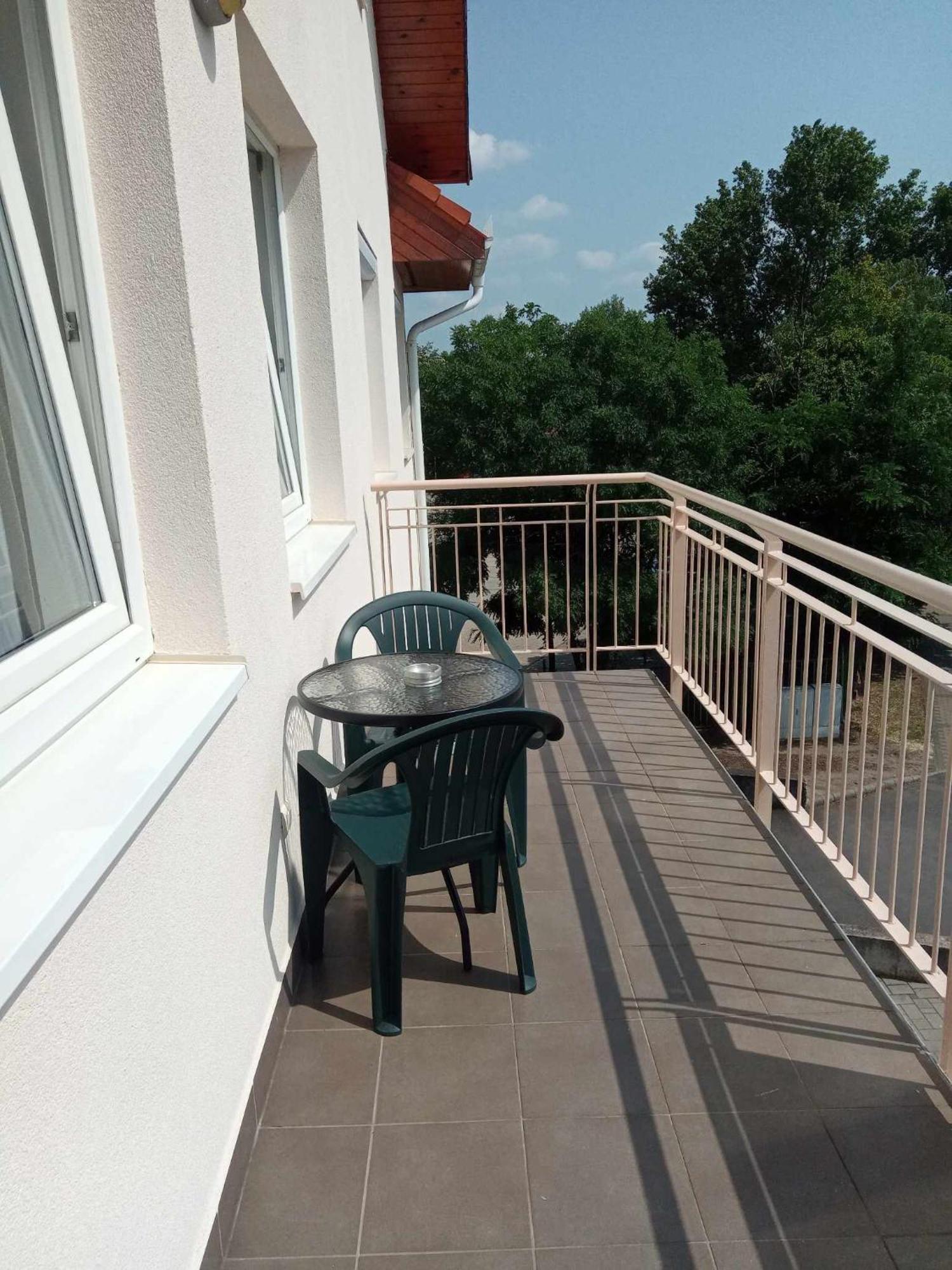 Oazis Wellness Apartman2 ハイデゥソボスロー エクステリア 写真