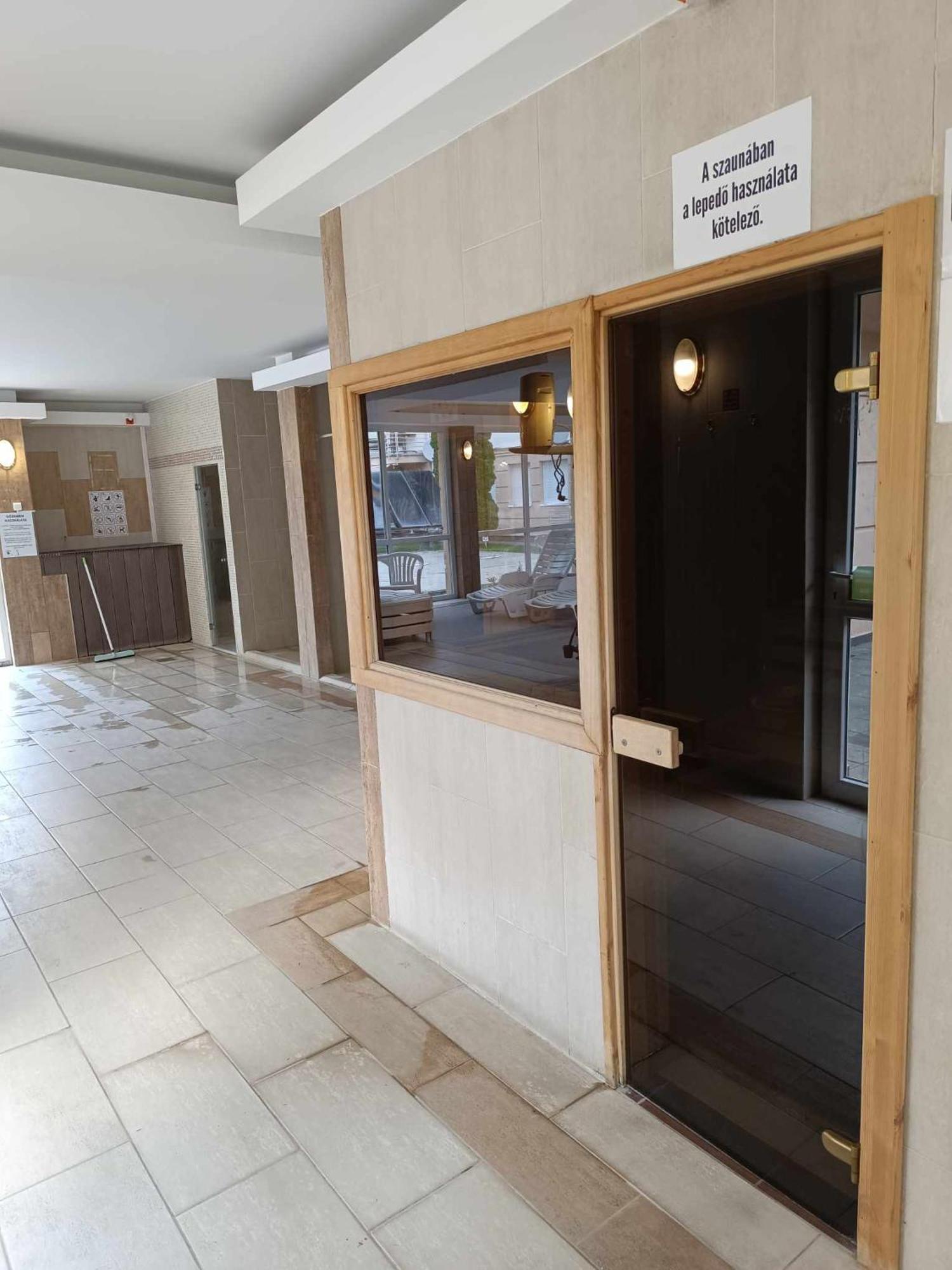 Oazis Wellness Apartman2 ハイデゥソボスロー エクステリア 写真