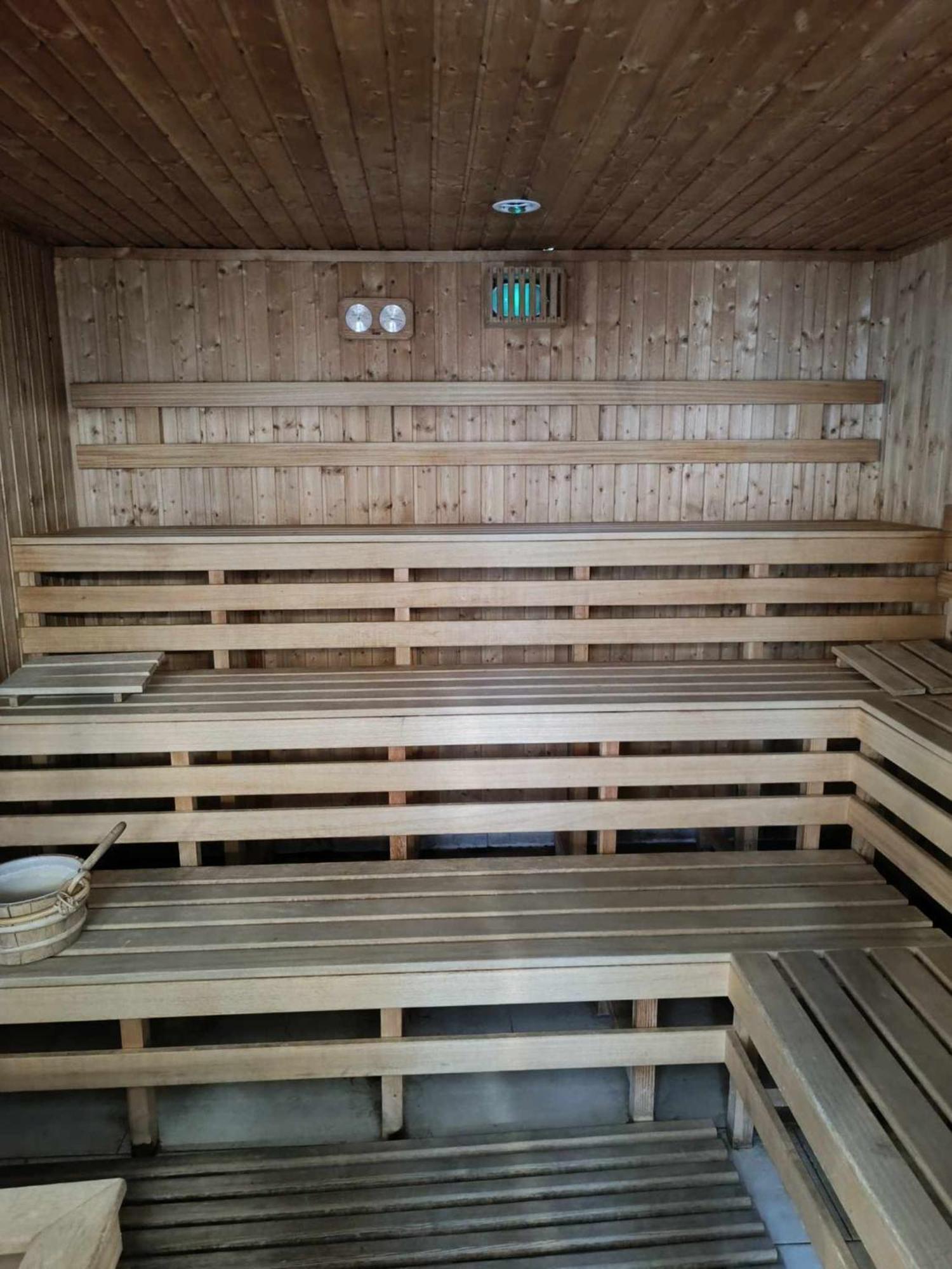 Oazis Wellness Apartman2 ハイデゥソボスロー エクステリア 写真