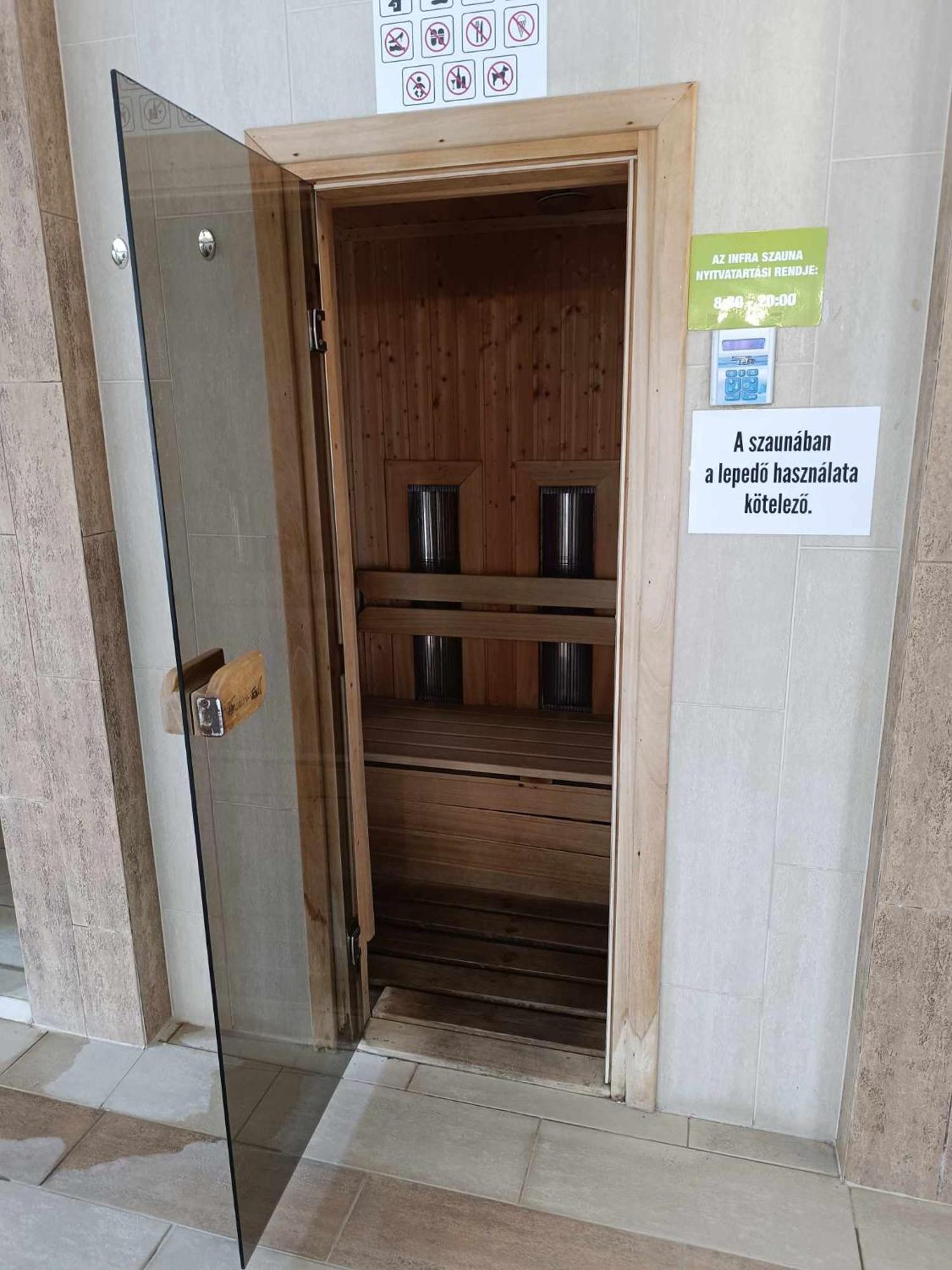 Oazis Wellness Apartman2 ハイデゥソボスロー エクステリア 写真