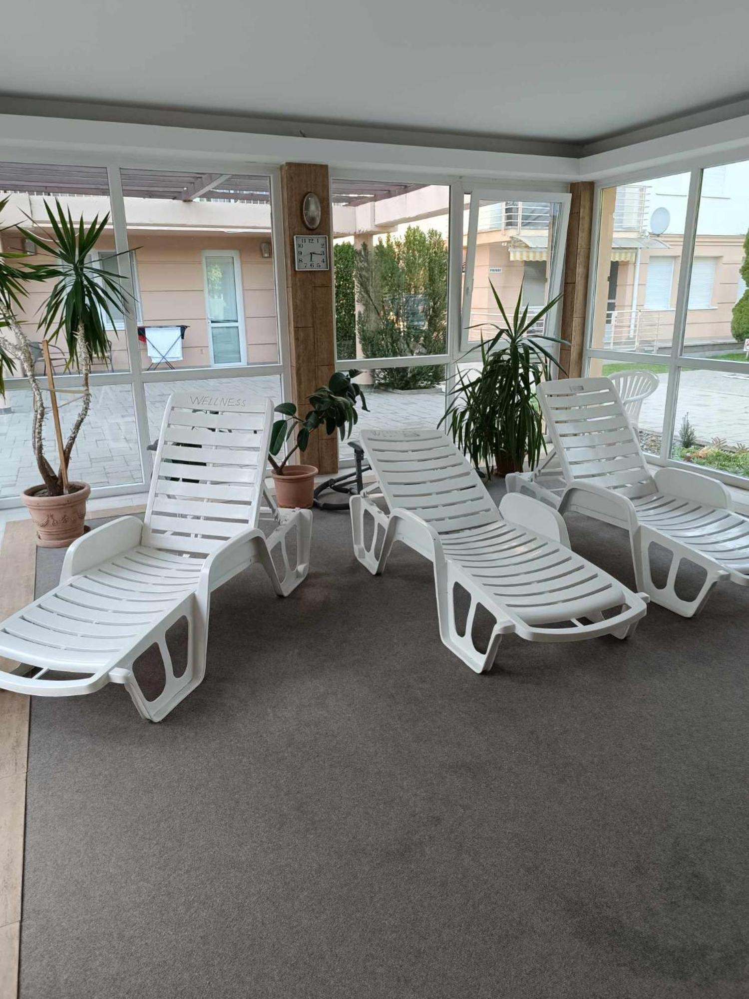 Oazis Wellness Apartman2 ハイデゥソボスロー エクステリア 写真