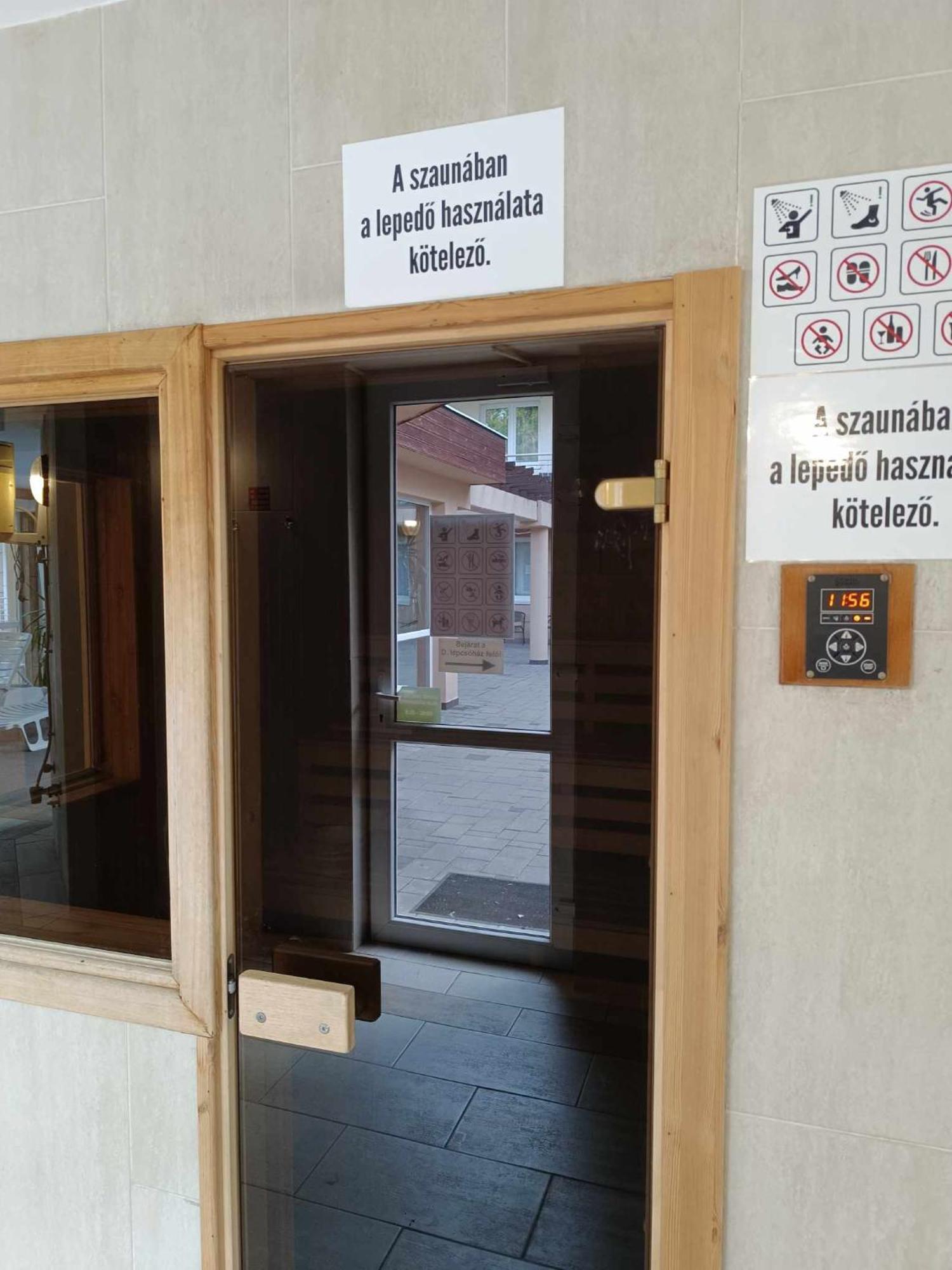 Oazis Wellness Apartman2 ハイデゥソボスロー エクステリア 写真