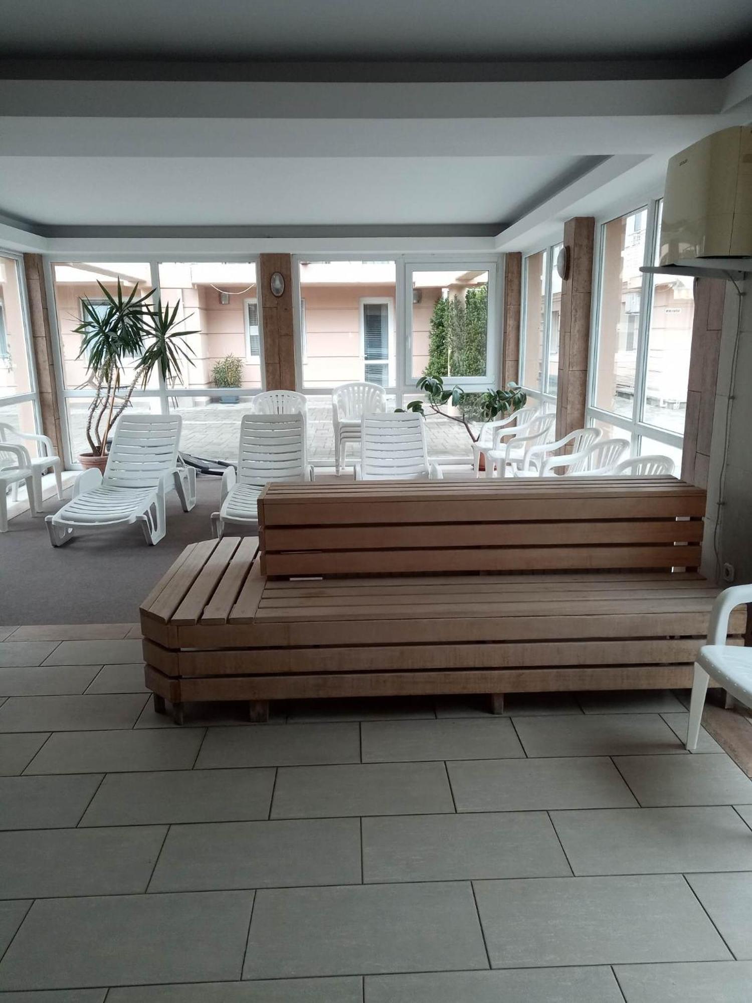 Oazis Wellness Apartman2 ハイデゥソボスロー エクステリア 写真