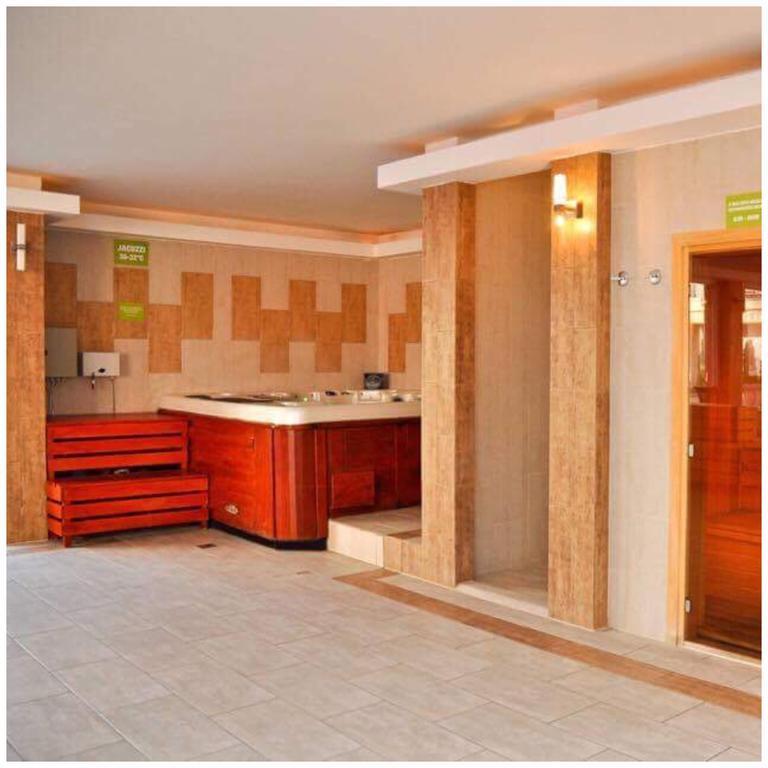 Oazis Wellness Apartman2 ハイデゥソボスロー エクステリア 写真
